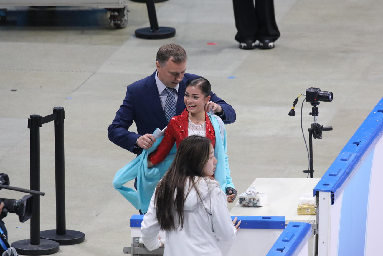 ミラノ・コルティナ冬季五輪最終予選女子SP　リンクから引き揚げたアデリア・ペトロシャンは笑顔を見せる（撮影・松本航）