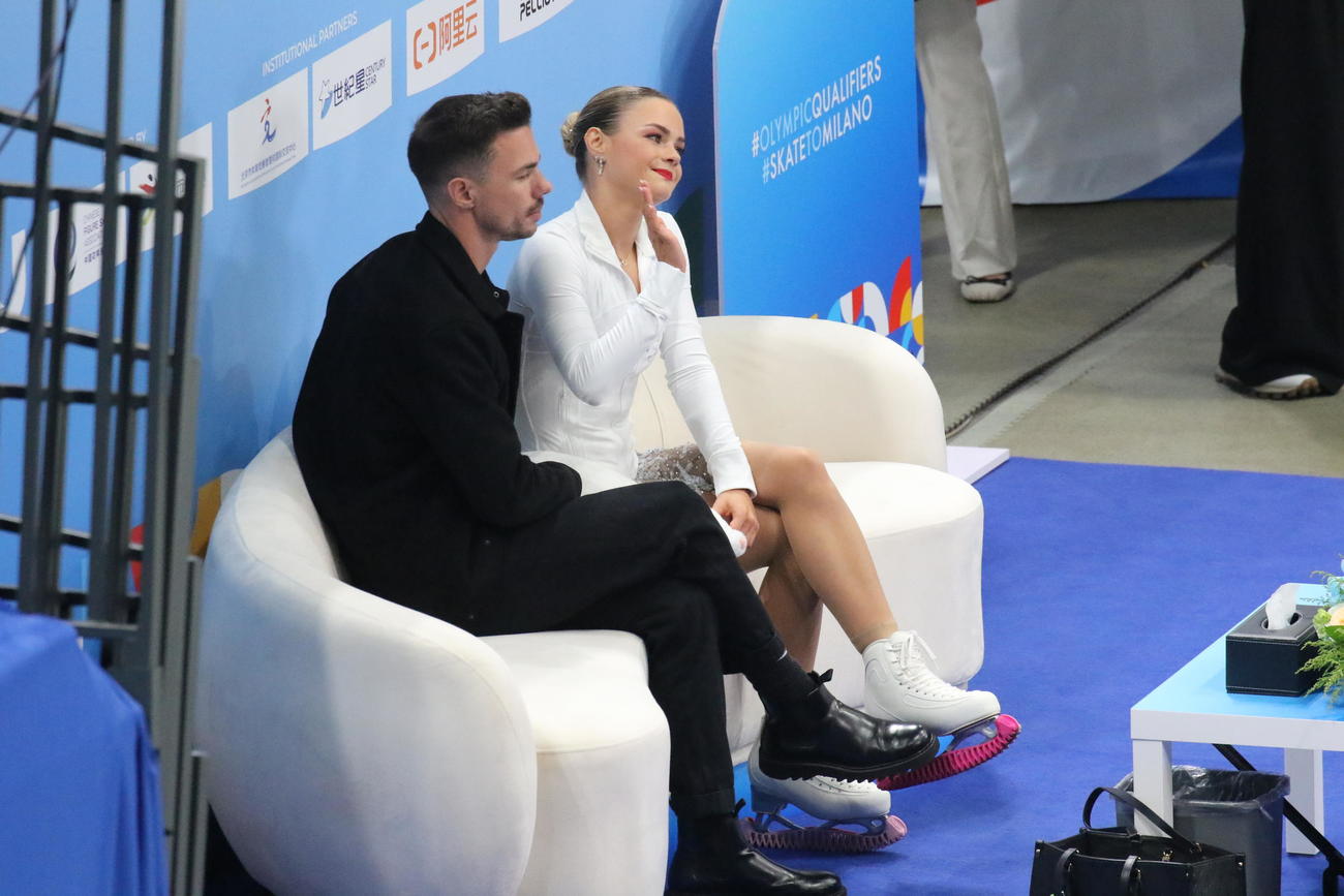 ミラノ・コルティナ冬季五輪最終予選女子SP　キス・アンド・クライで手を振るルナ・ヘンドリックス（右）（撮影・松本航）
