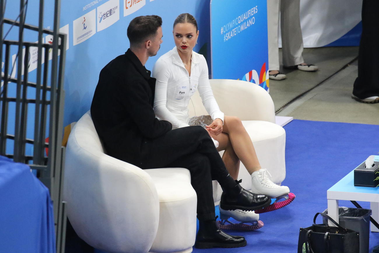 ミラノ・コルティナ冬季五輪最終予選女子SP　演技を終えて得点発表を待つルナ・ヘンドリックス（右）（撮影・松本航）