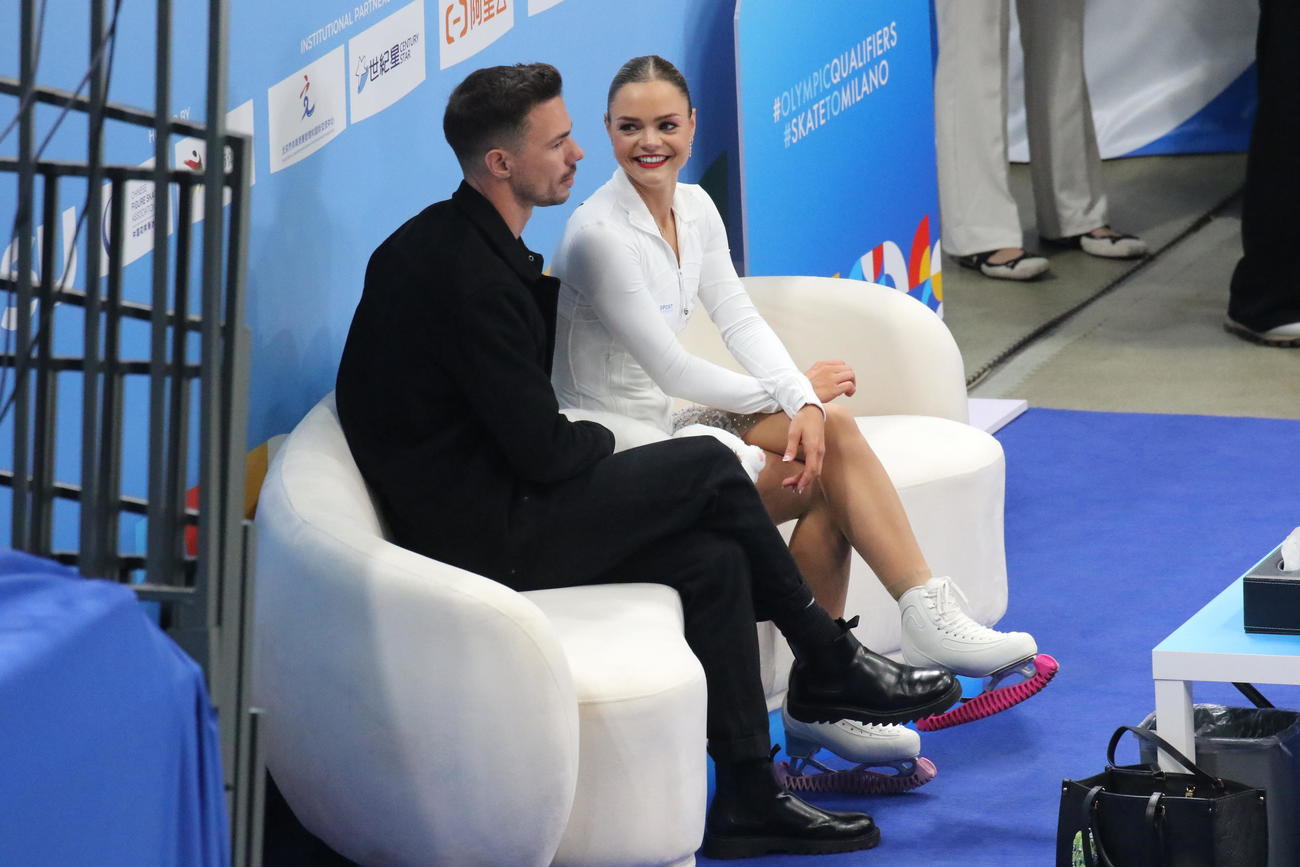 ミラノ・コルティナ冬季五輪最終予選女子SP　演技を終えて笑顔を見せるルナ・ヘンドリックス（右）（撮影・松本航）
