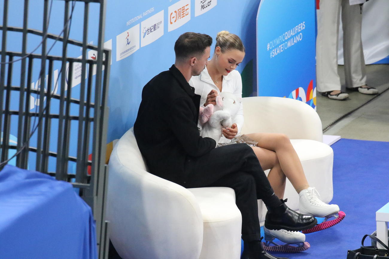 ミラノ・コルティナ冬季五輪最終予選女子SP　演技を終えて得点発表を待つルナ・ヘンドリックス（右）（撮影・松本航）
