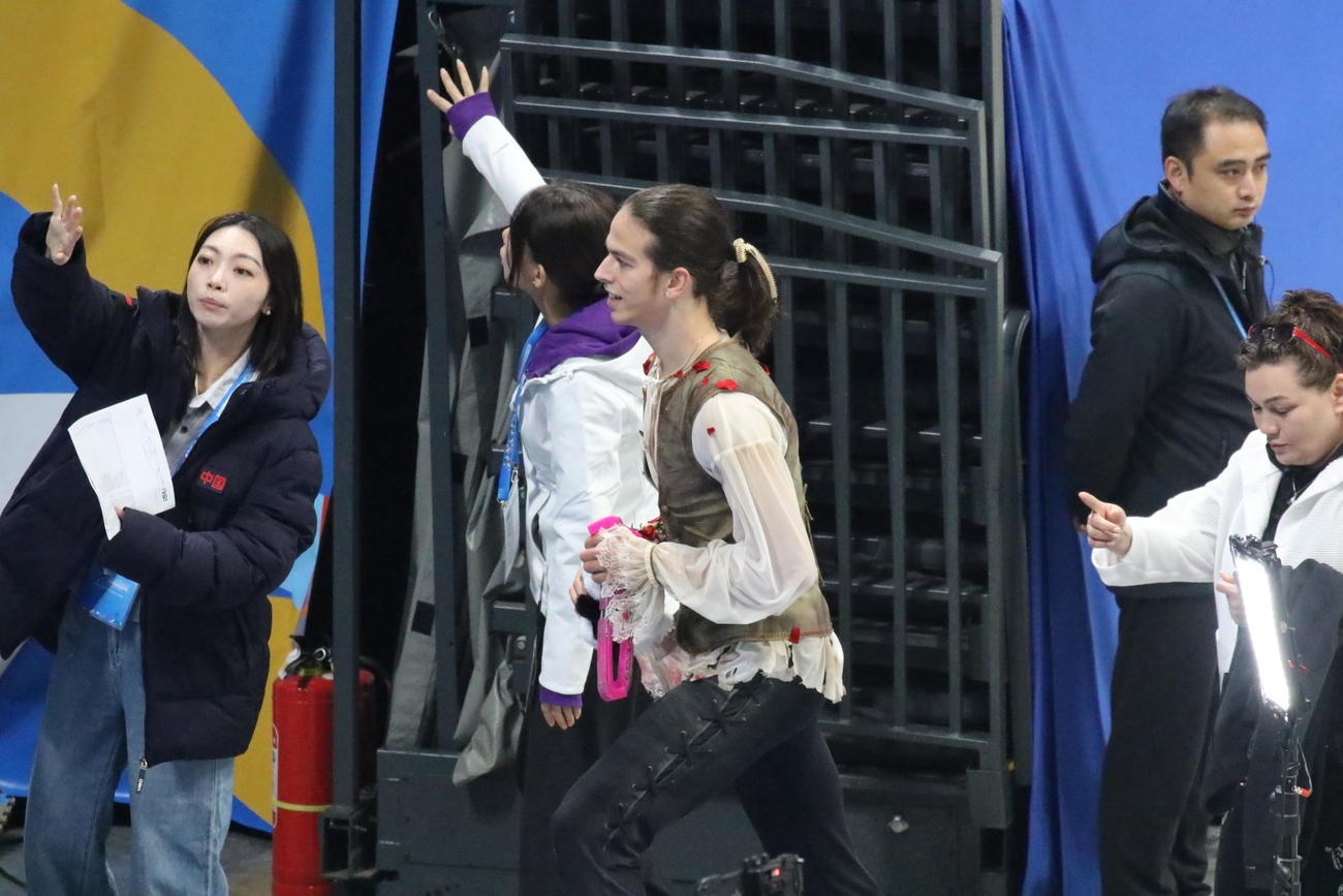 ミラノ・コルティナ冬季五輪最終予選男子SP　演技を終えて引き揚げるピョートル・グメンニク（中央）（撮影・松本航）