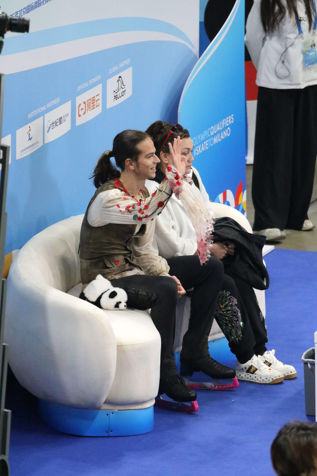ミラノ・コルティナ冬季五輪最終予選男子SP　キス・アンド・クライで手を振るピョートル・グメンニク（右）（撮影・松本航）