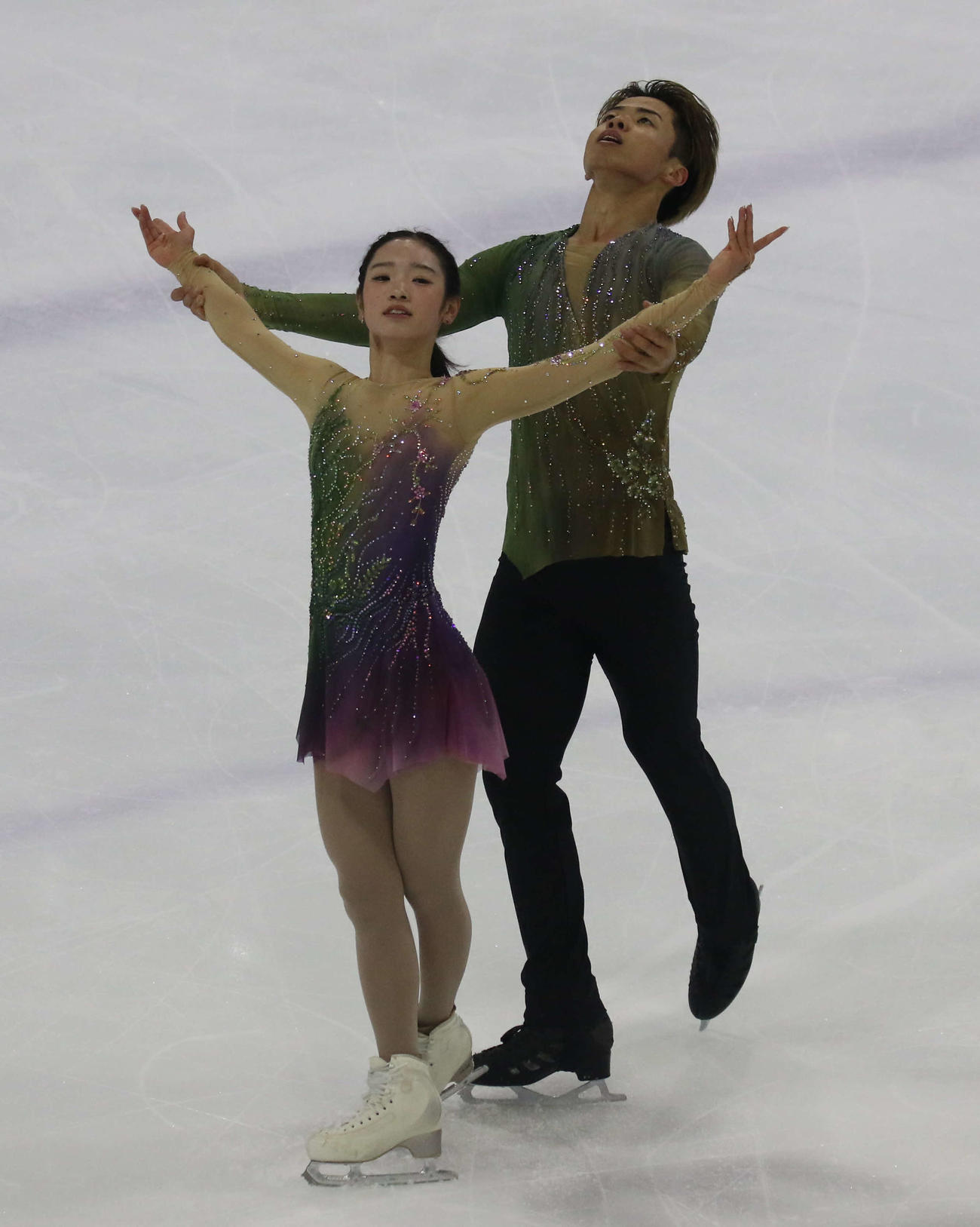 ミラノ・コルティナ冬季五輪最終予選ペアフリーに向け、公式練習で演技する長岡柚奈（左）と森口澄士（撮影・松本航）
