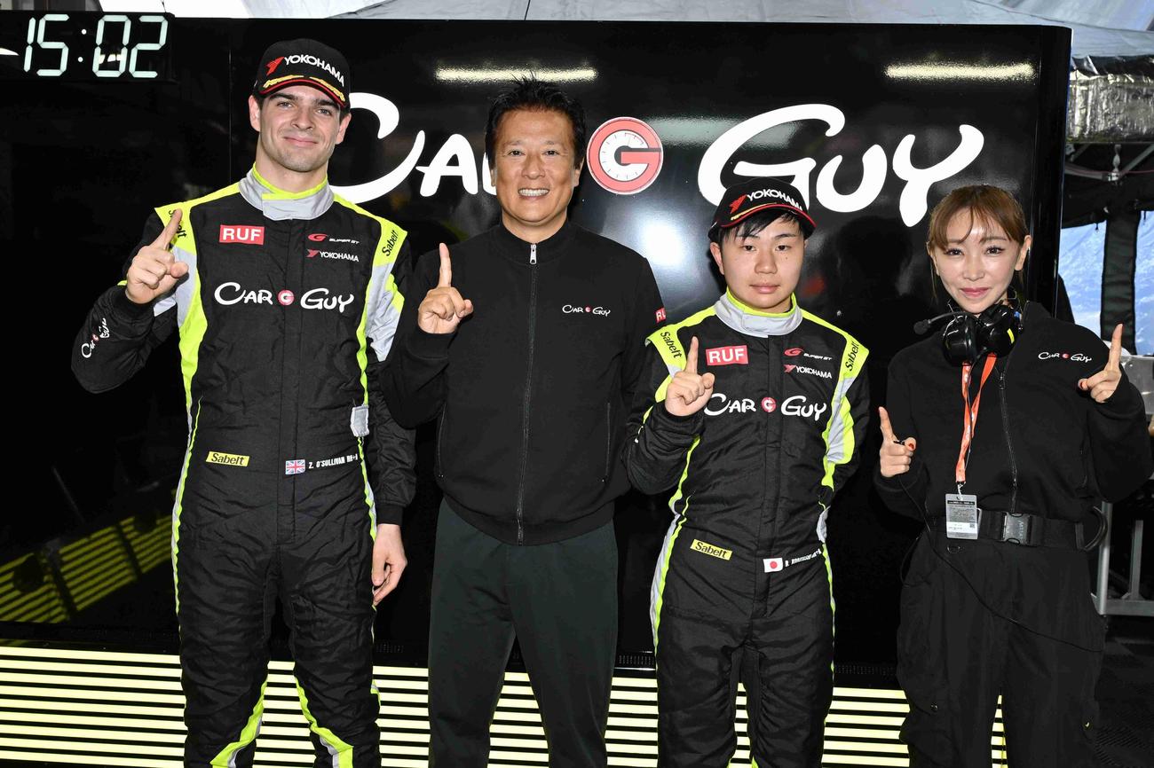 スーパーGT第6戦のGT300クラスでポールポジションを獲得したザック・オサリバン、木村武史総監督、小林利徠斗、芳賀美里監督（左から＝GTA提供）