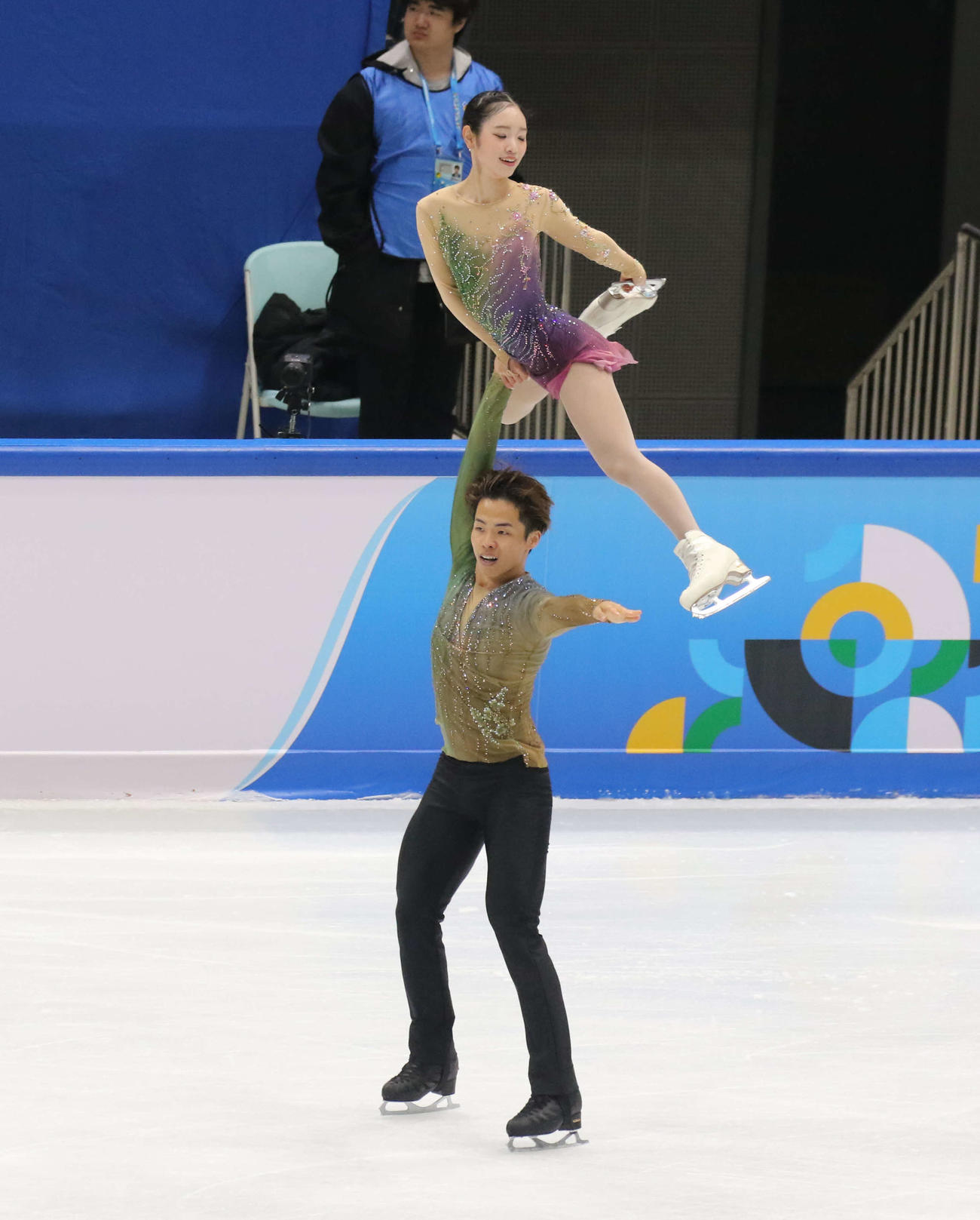 ミラノ・コルティナ冬季五輪最終予選ペアフリー　演技する長岡柚奈（上）と森口澄士（撮影・松本航）