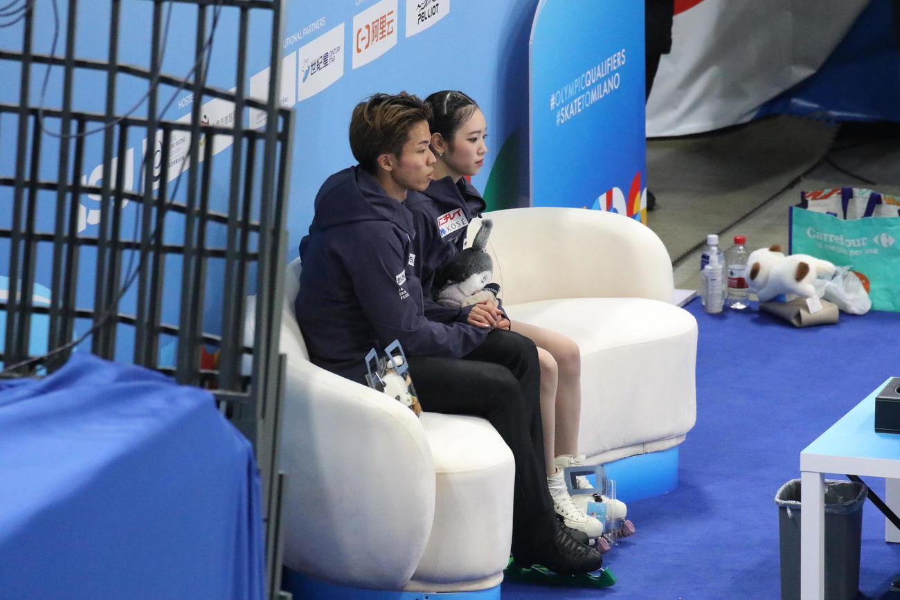 ミラノ・コルティナ冬季五輪最終予選ペアフリー　キス・アンド・クライで手を握り合う長岡柚奈（右）と森口澄士（撮影・松本航）