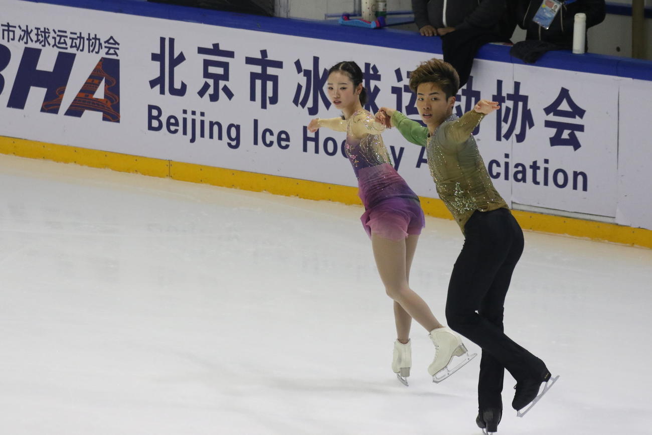 ミラノ・コルティナ冬季五輪最終予選ペアフリーに向け、公式練習で演技する長岡柚奈（左）と森口澄士（撮影・松本航）