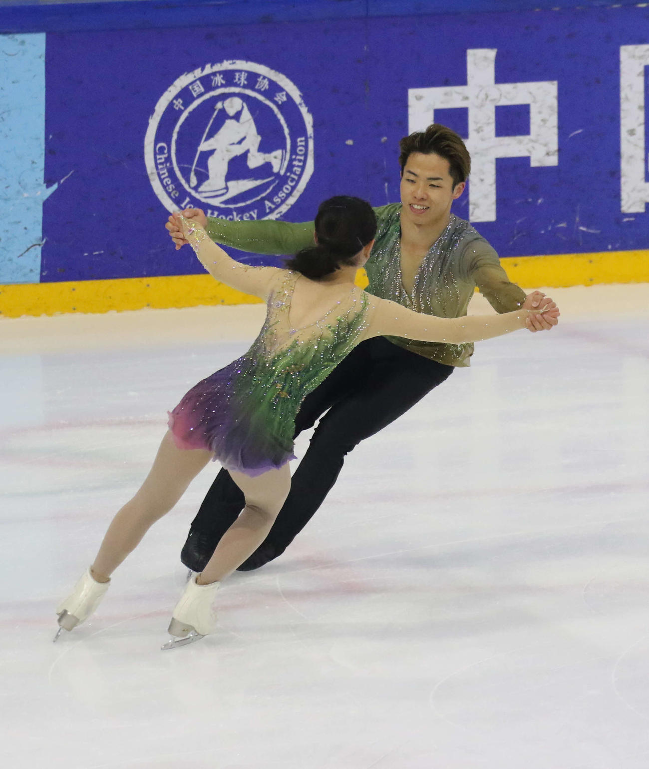 ミラノ・コルティナ冬季五輪最終予選ペアフリーに向け、公式練習で演技する長岡柚奈（左）と森口澄士（撮影・松本航）