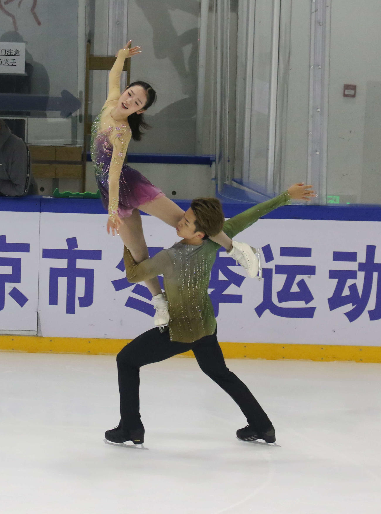 ミラノ・コルティナ冬季五輪最終予選ペアフリーに向け、公式練習で演技する長岡柚奈（左）と森口澄士（撮影・松本航）