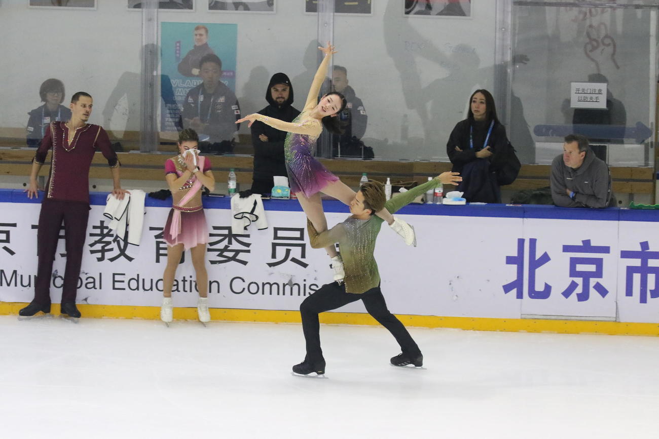 ミラノ・コルティナ冬季五輪最終予選ペアフリーに向け、公式練習で演技する長岡柚奈（左）と森口澄士（撮影・松本航）
