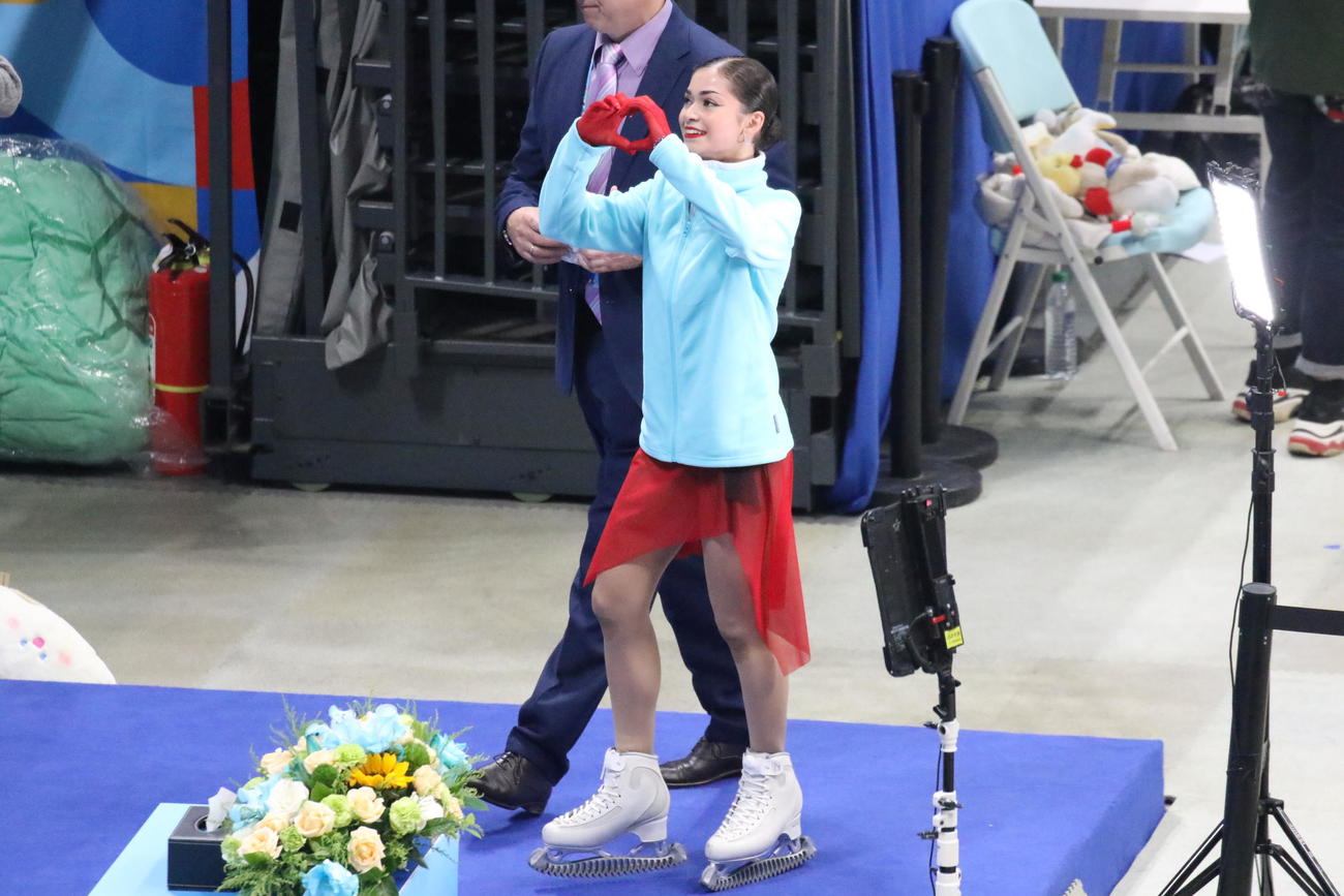 ミラノ・コルティナ冬季五輪最終予選女子フリー　演技を終え、観衆の声援にハートをつくって応えるアデリア・ペトロシャン（撮影・松本航）
