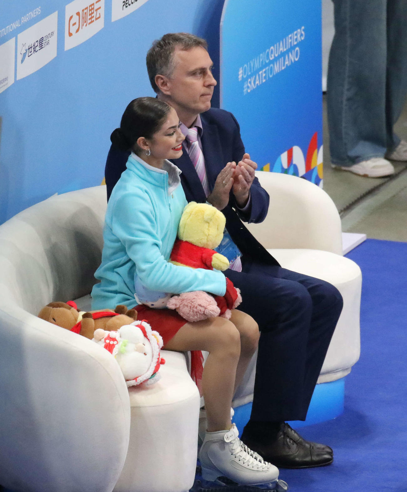ミラノ・コルティナ冬季五輪最終予選女子フリー　キス・アンド・クライで笑顔を見せるアデリア・ペトロシャン（左）（撮影・松本航）