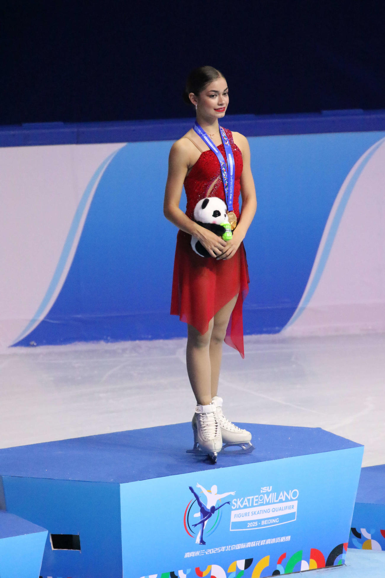 ミラノ・コルティナ冬季五輪最終予選女子の表彰式で笑顔を見せるアデリア・ペトロシャン（撮影・松本航）