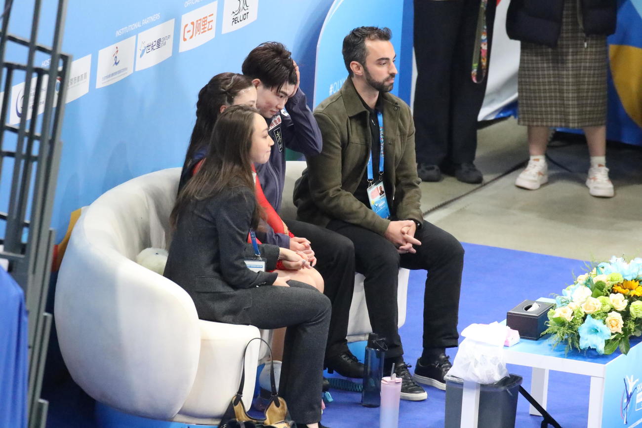ミラノ・コルティナ冬季五輪最終予選アイスダンスFD　キス・アンド・クライで結果を待つ吉田唄菜（左から2人目）と森田真沙也（同3人目）（撮影・松本航）