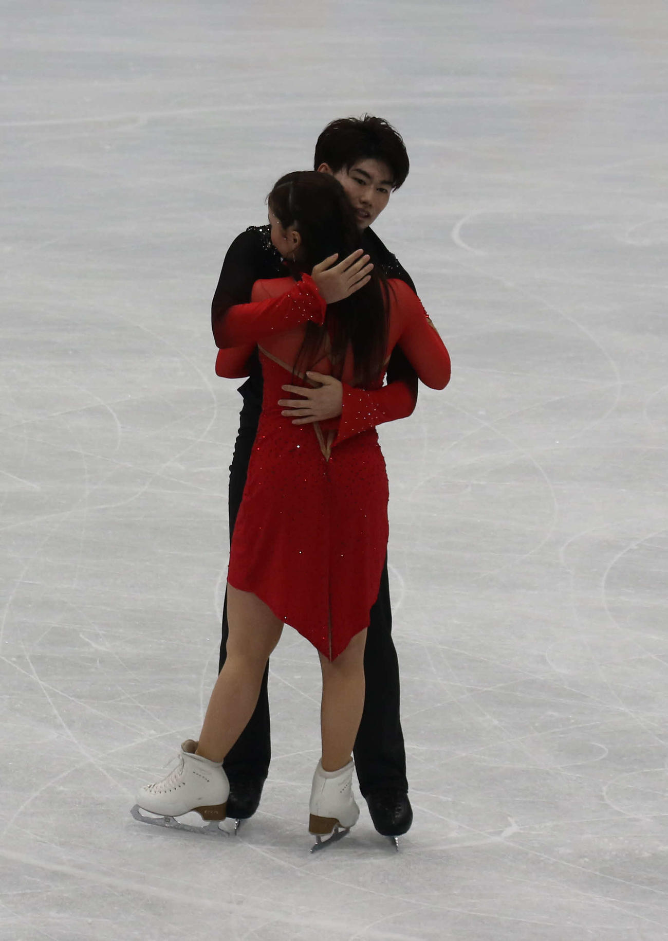 ミラノ・コルティナ冬季五輪最終予選アイスダンスFD　抱き合う吉田唄菜（前）と森田真沙也（撮影・松本航）