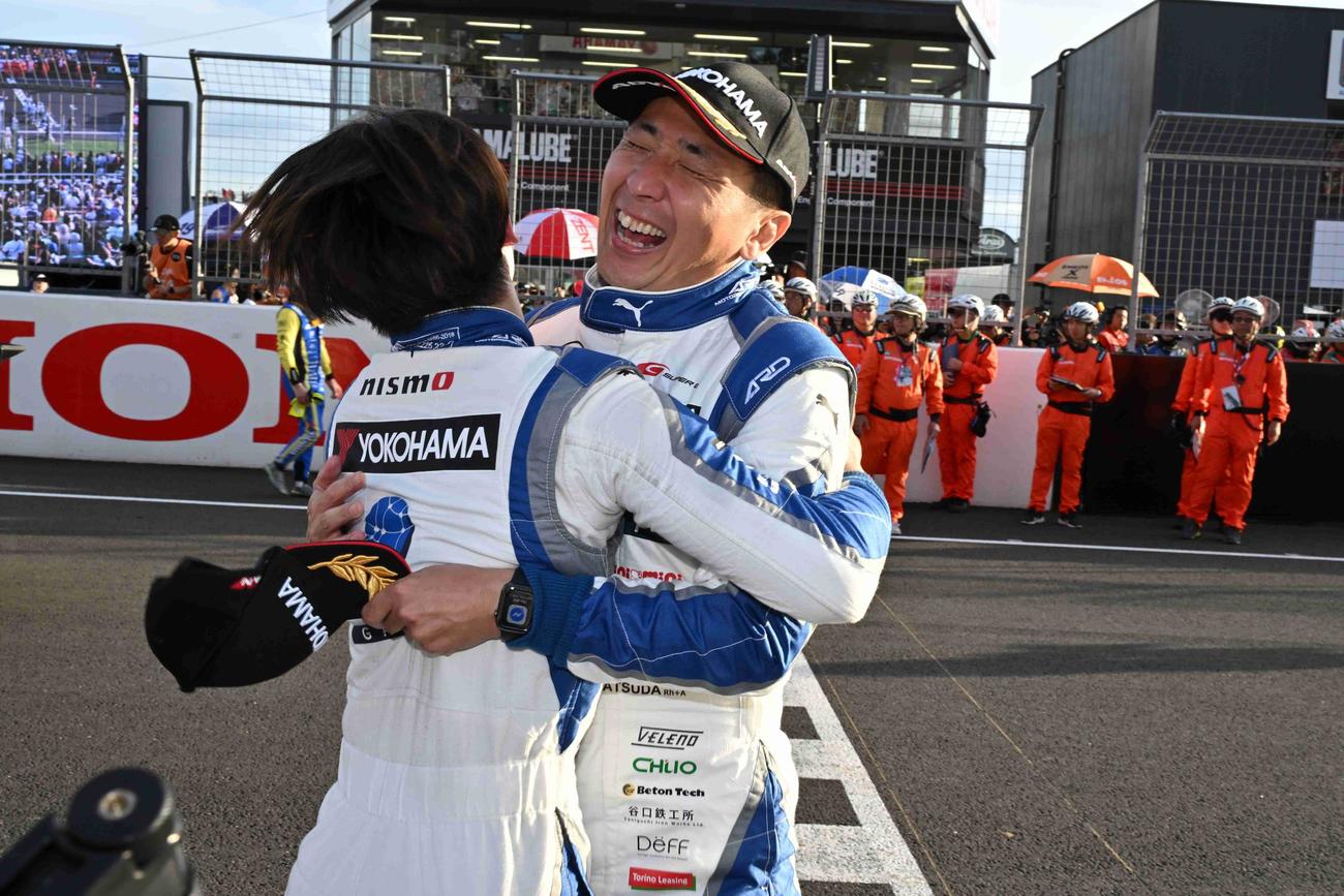 GT500クラスで優勝して抱き合う名取鉄平、、松田次生（左から＝GTA提供）