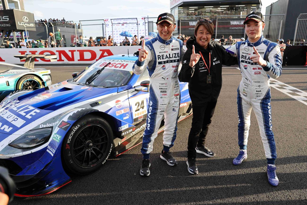 GT500クラスで優勝した松田次生、近藤真彦監督、名取鉄平（左から＝GTA提供）