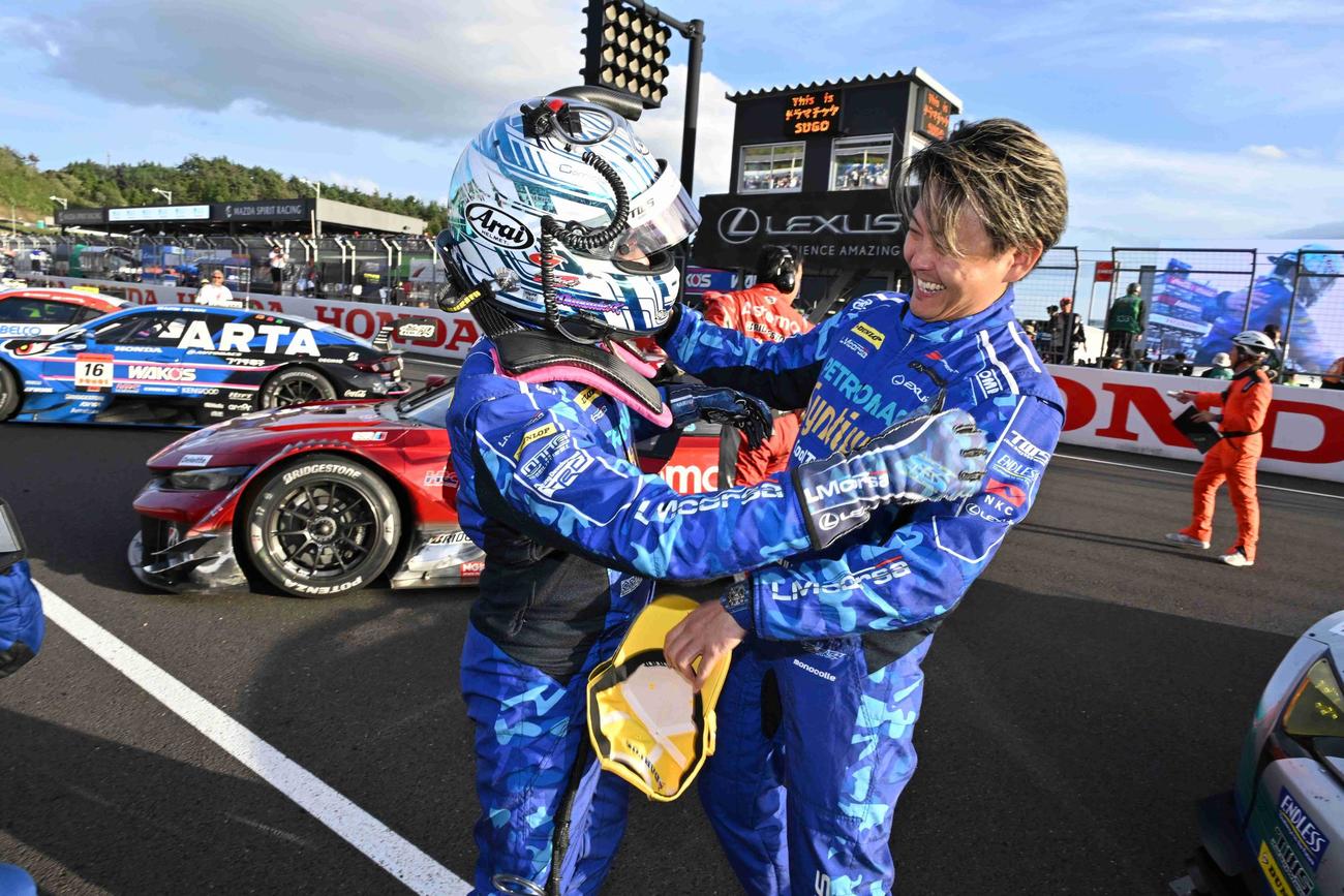 GT300クラスで優勝して喜ぶ吉本大樹と河野駿佑（左から＝GTA提供）