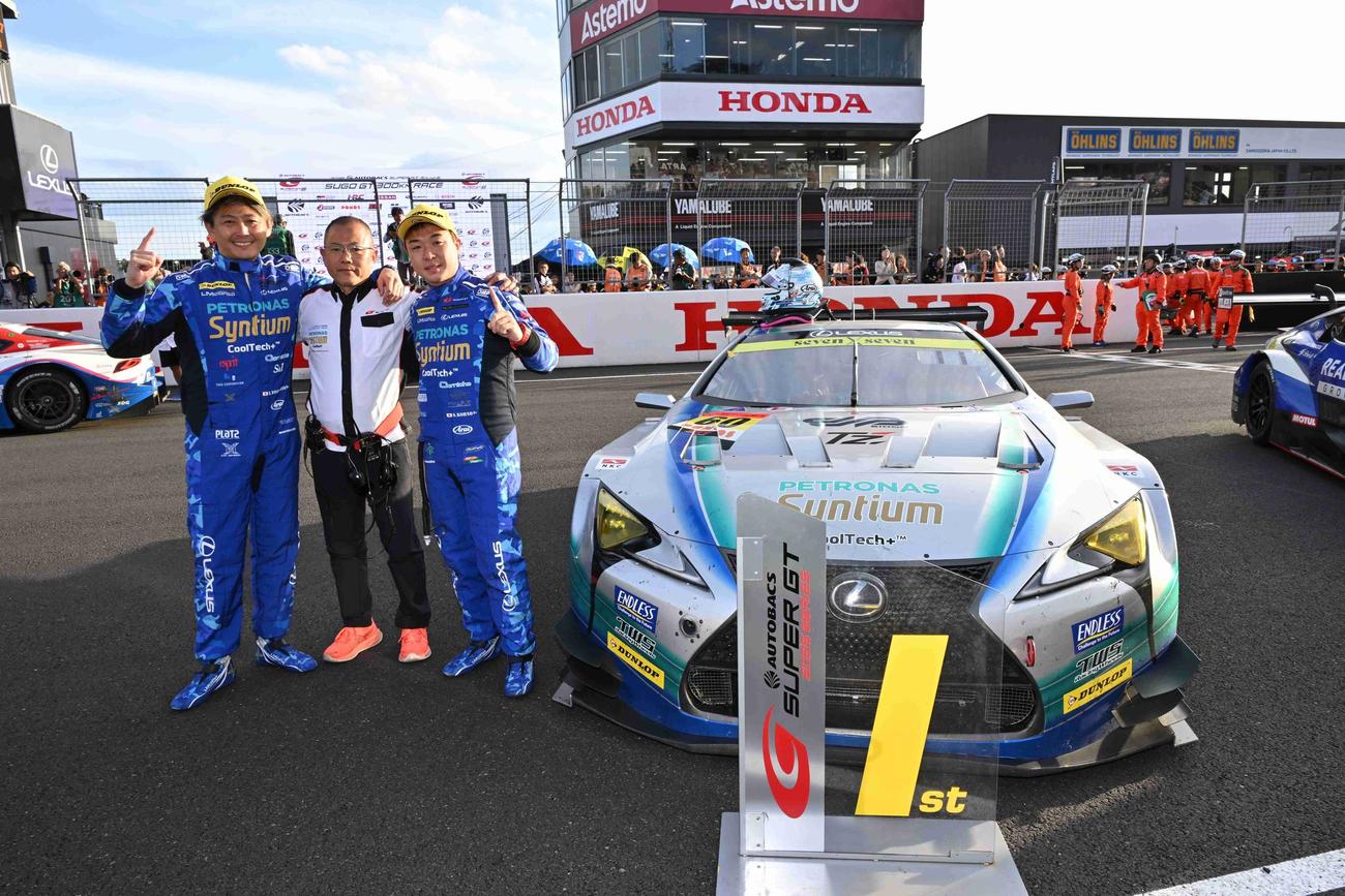 GT300クラスで優勝した吉本大樹、俣野俊典チーム代表、河野駿佑（左から＝GTA提供）