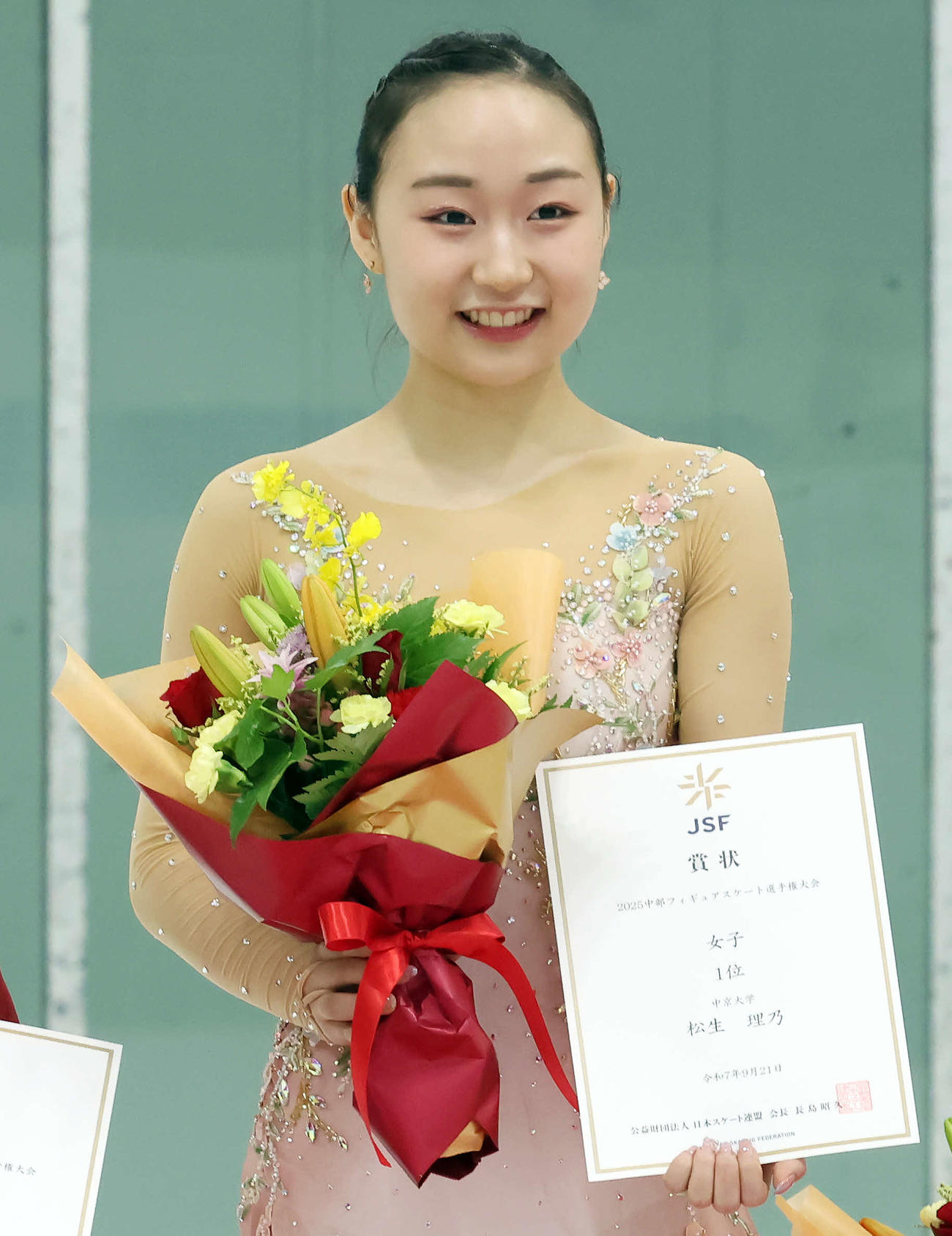 表彰式に登壇した優勝の松生（撮影・山本朝陽）