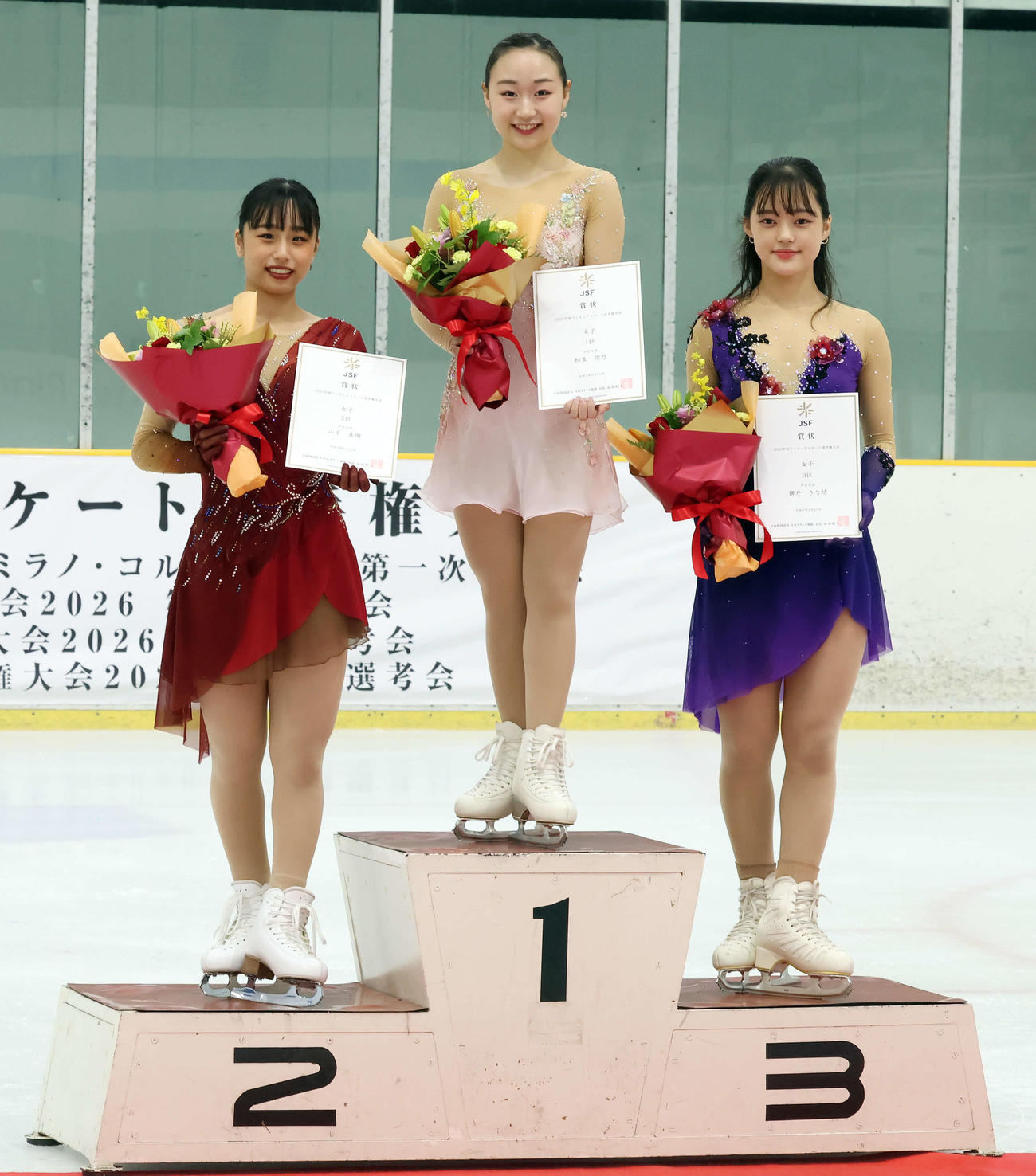 女子　表彰式に登壇し、記念撮影を行った選手ら、左から2位山下、1位松生、3位横井（撮影・山本朝陽）