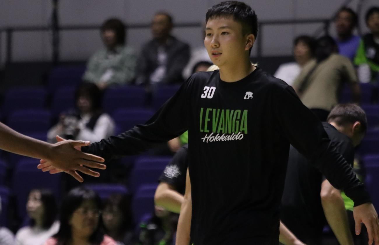 ベンチで選手を迎え入れるレバンガ北海道の富永（撮影・保坂果那）