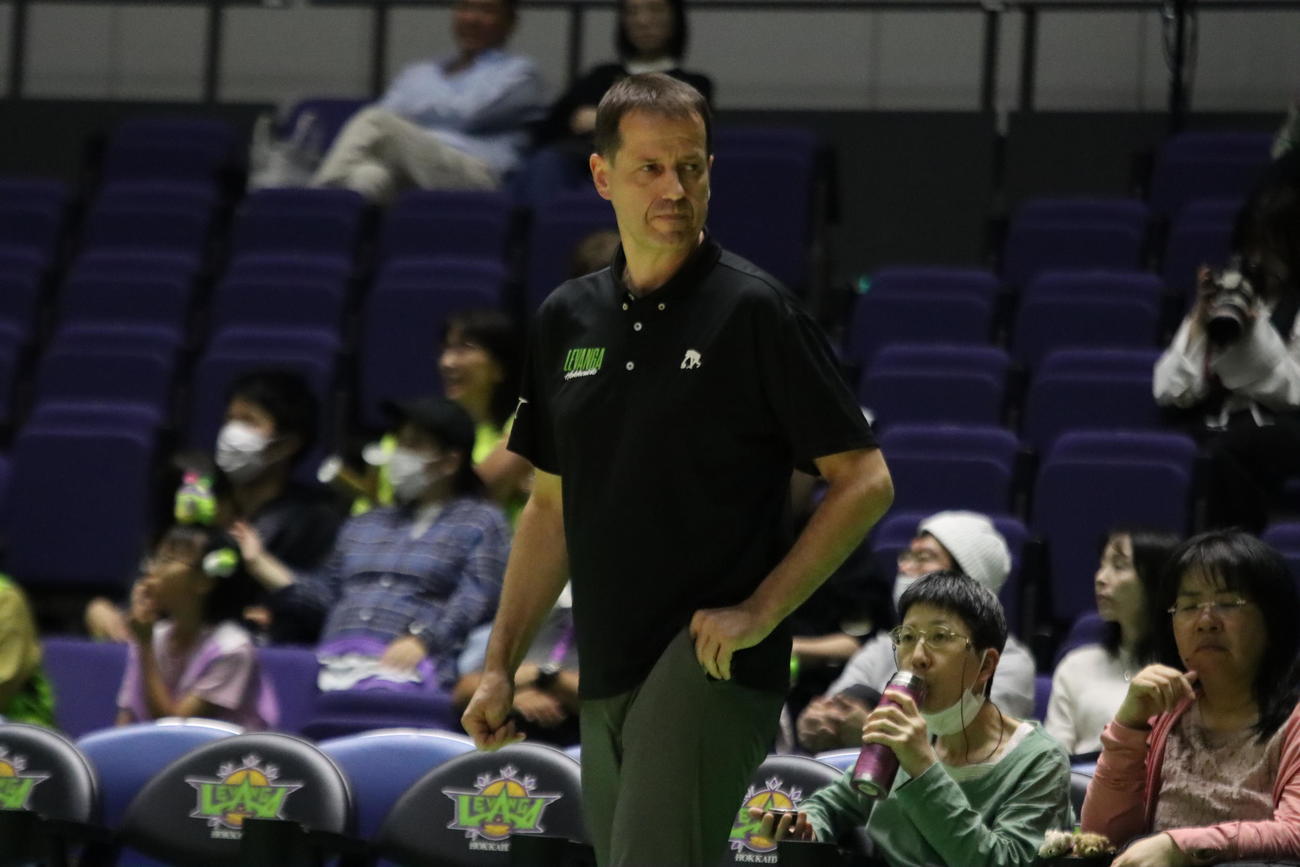 ベンチから試合を見守るレバンガ北海道のロイブル監督（撮影・保坂果那）