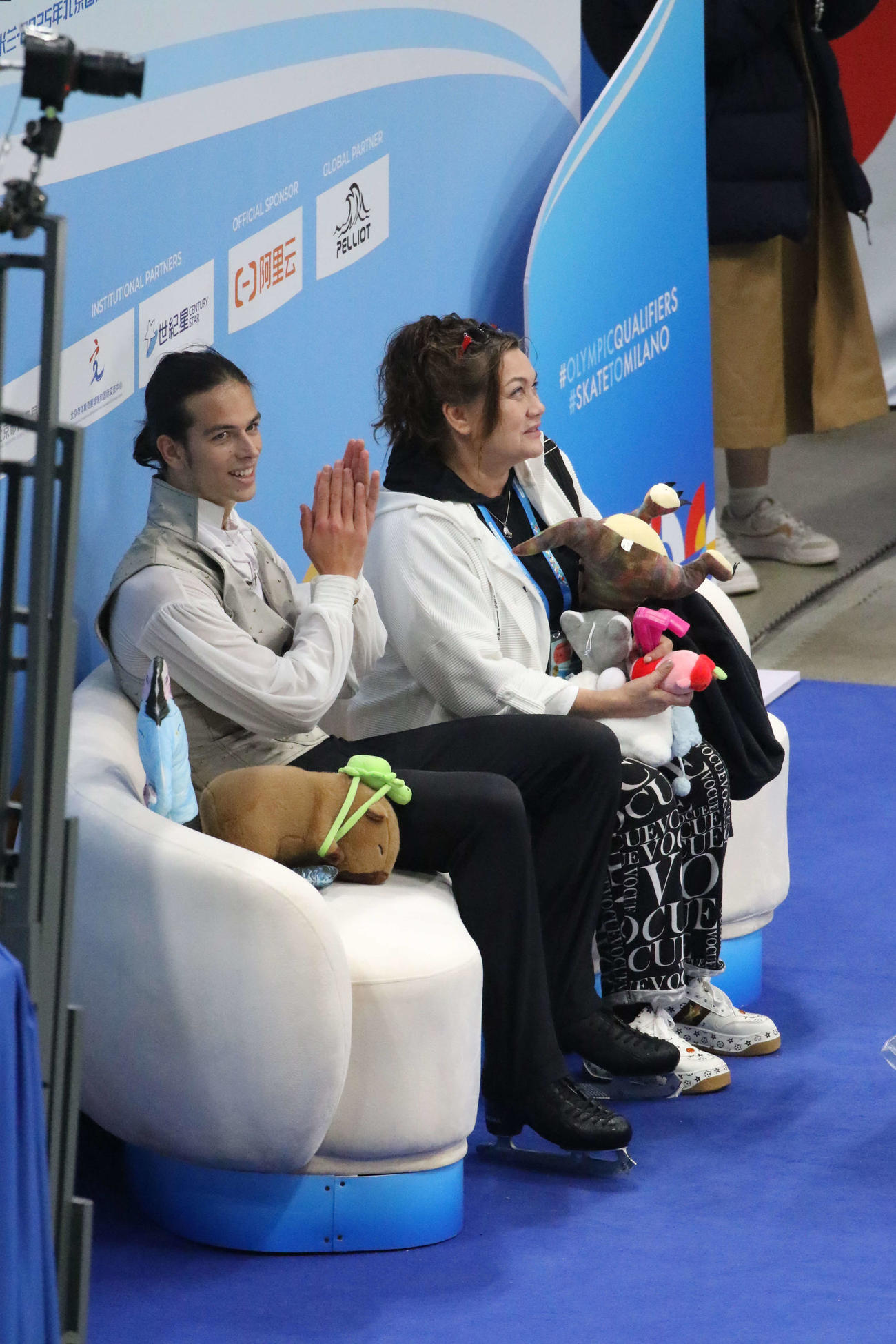 ミラノ・コルティナ冬季五輪最終予選男子フリー　キス・アンド・クライで拍手するピョートル・グメンニク（左）（撮影・松本航）