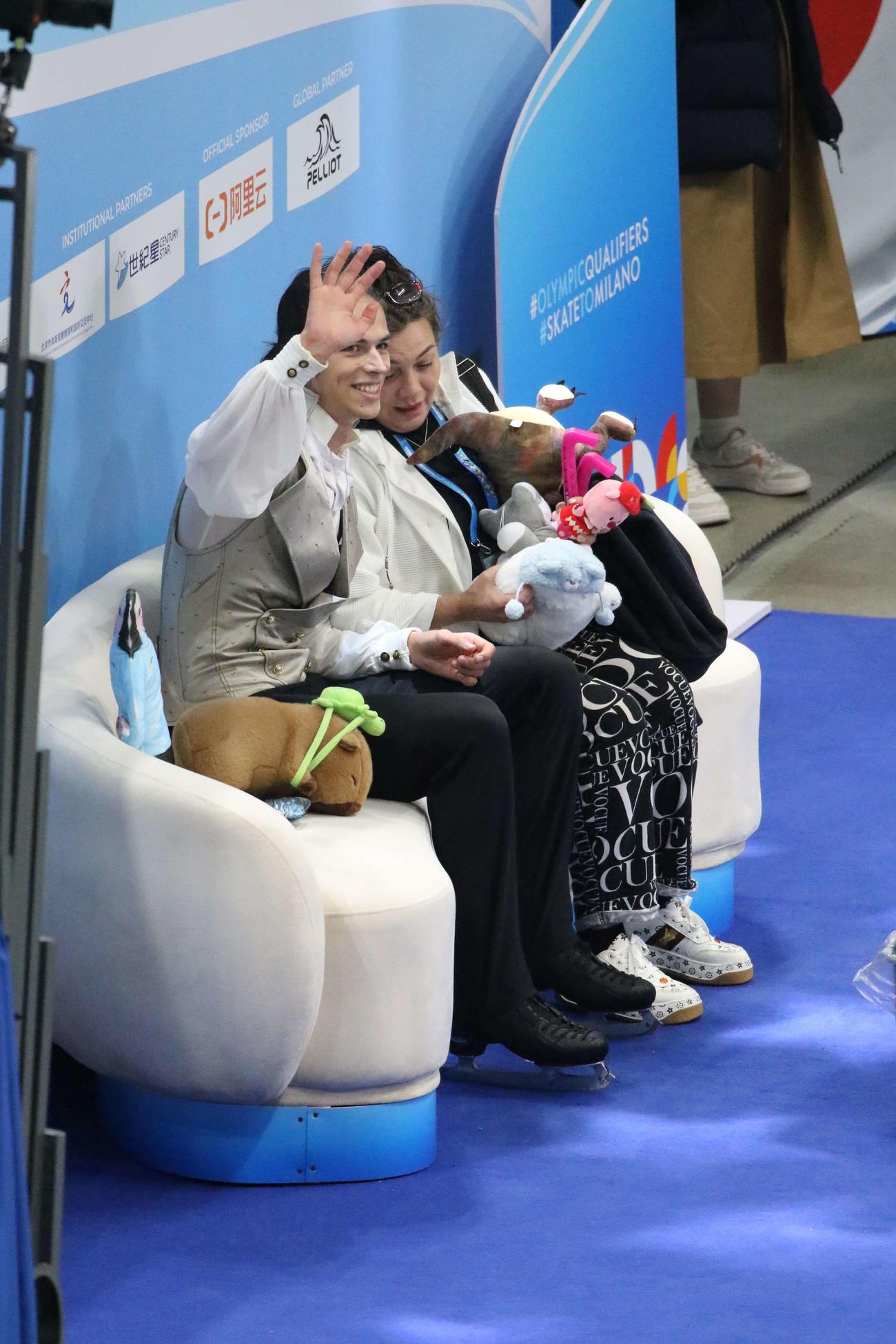 ミラノ・コルティナ冬季五輪最終予選男子フリー　キス・アンド・クライで手を振るピョートル・グメンニク（左）（撮影・松本航）