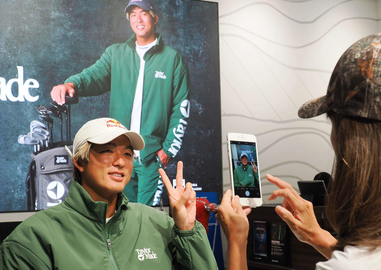 テーラーメイドゴルフでのサイン会で、ファンの写真撮影に応じる五十嵐カノア