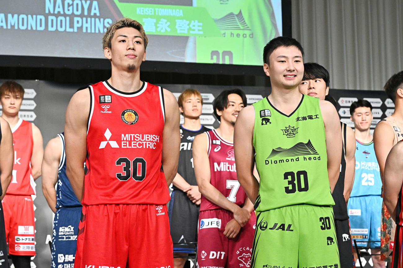 開幕戦で対戦する名古屋D今村（手前左）と北海道富永は記念撮影する（撮影・滝沢徹郎）