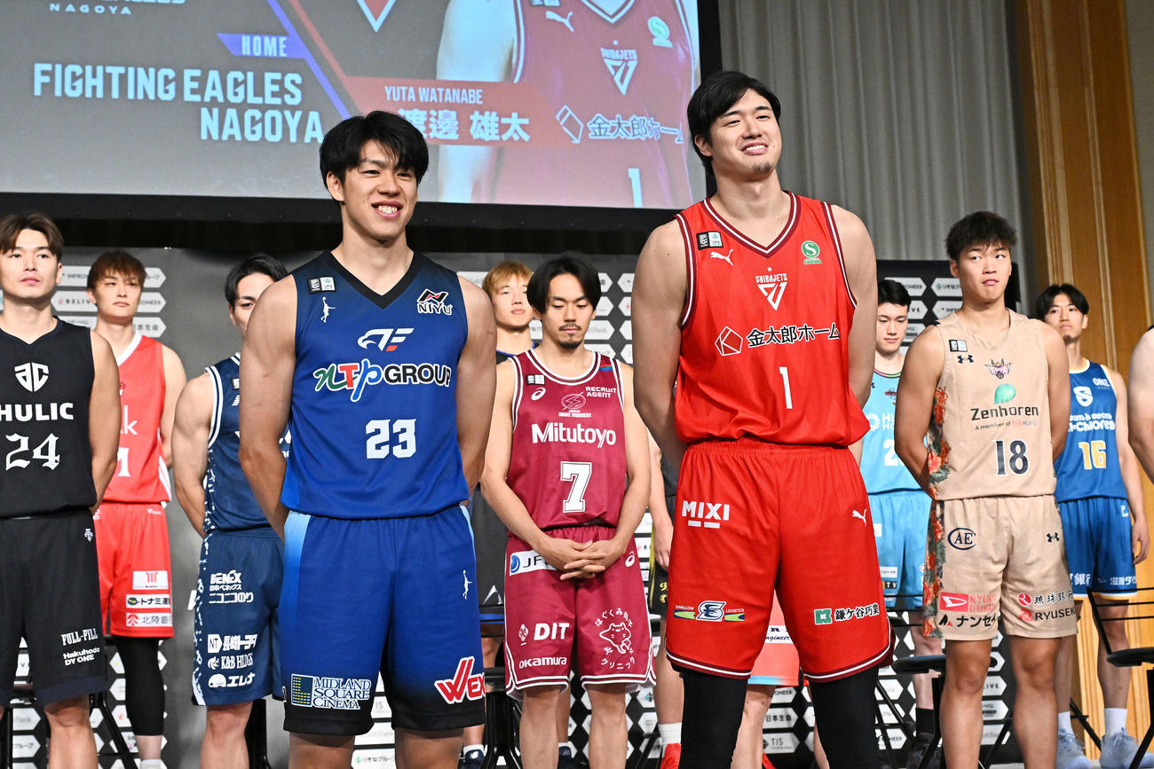 開幕戦で対戦するFE名古屋保岡（左手前）と千葉J渡辺は笑顔で記念撮影する（撮影・滝沢徹郎）