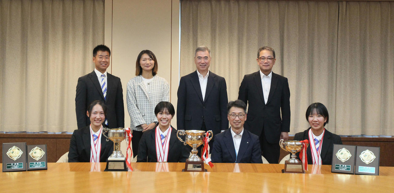 県庁表敬訪問をし記念写真に納まる、前列左から仙台大漕艇部・上舘、関谷、伊藤宮城県副知事、藪本、後列左から岡田コーチ、久保監督、高橋学長、鈴木法人事務局長＝2025年9月24日