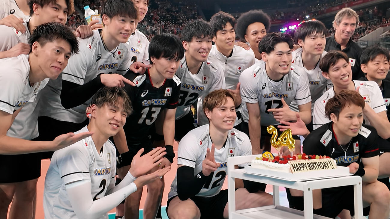 高橋藍（中央）の誕生日を祝う日本代表（C）JVA