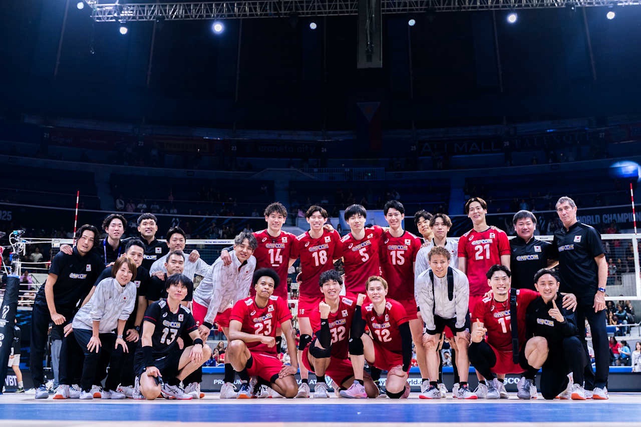 リビアに勝利し記念撮影する日本代表（C）JVA