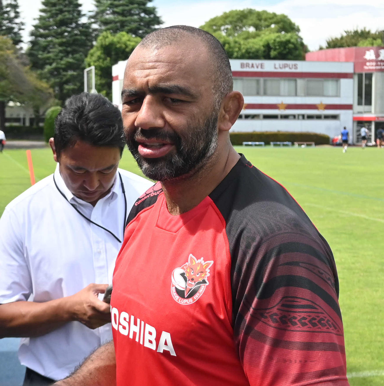 練習後に取材に応じるBL東京のリーチ・マイケル（撮影・飯岡大暉）