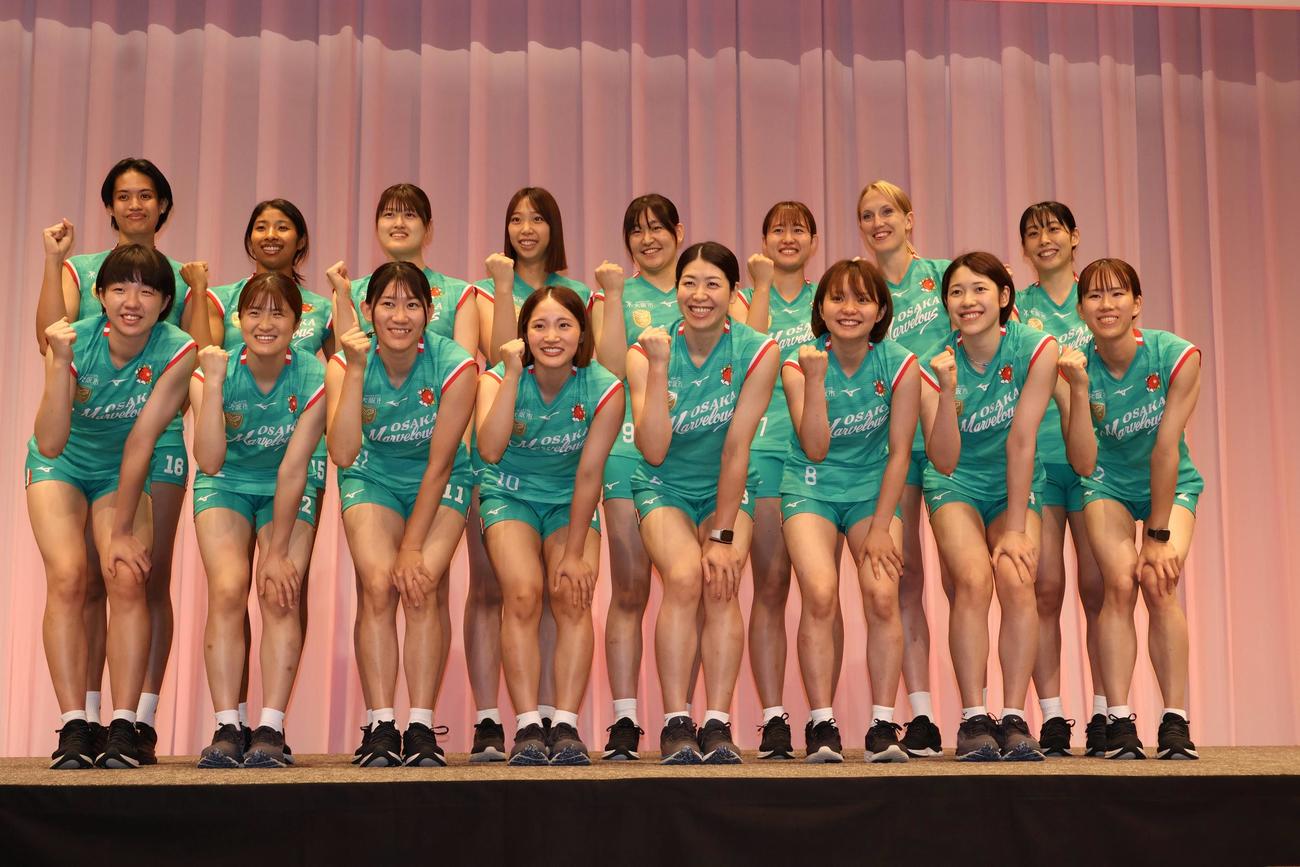 SVリーグ女子で2連覇を狙う大阪マーヴェラスの選手は新ユニホームで取材に応じる