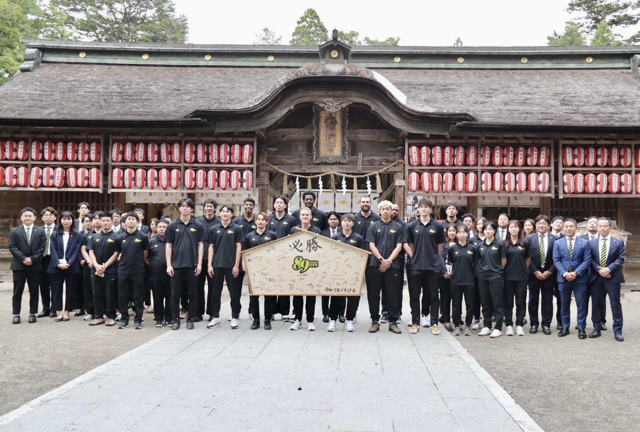 必勝祈願を終え、特大の絵馬を手に記念写真に納まるB1仙台のメンバー（撮影・高橋香奈）