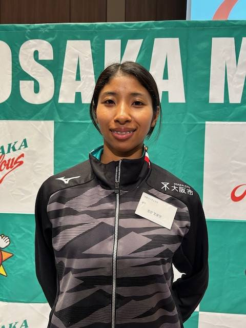 開幕前パーティーで取材に応じる大阪マーヴェラスの副主将・宮部愛芽世（撮影・横田和幸）