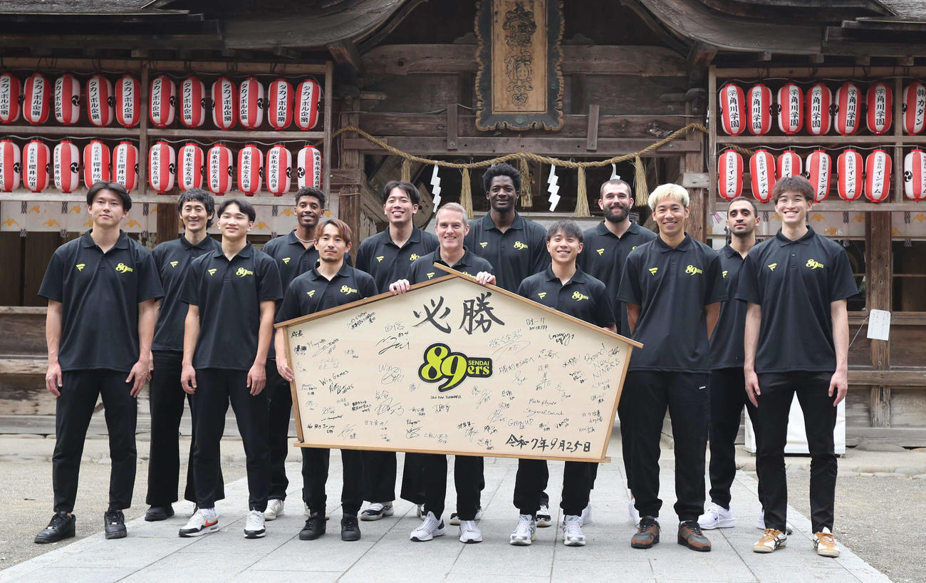 必勝祈願を終え、特大の絵馬を手に記念写真に納まるB1仙台のメンバー（撮影・高橋香奈）