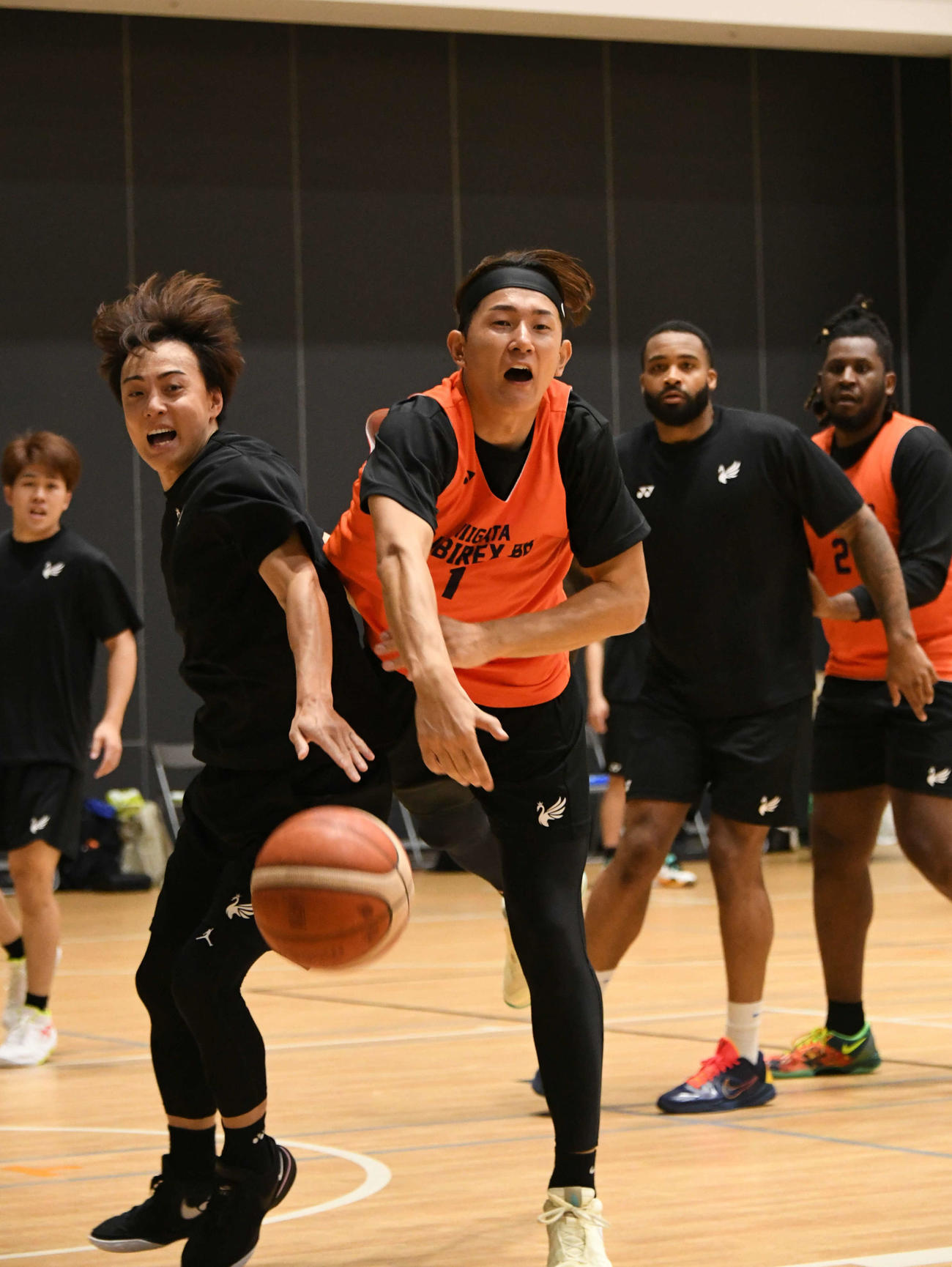 練習中、五十嵐（左）とボールを奪い合う川村