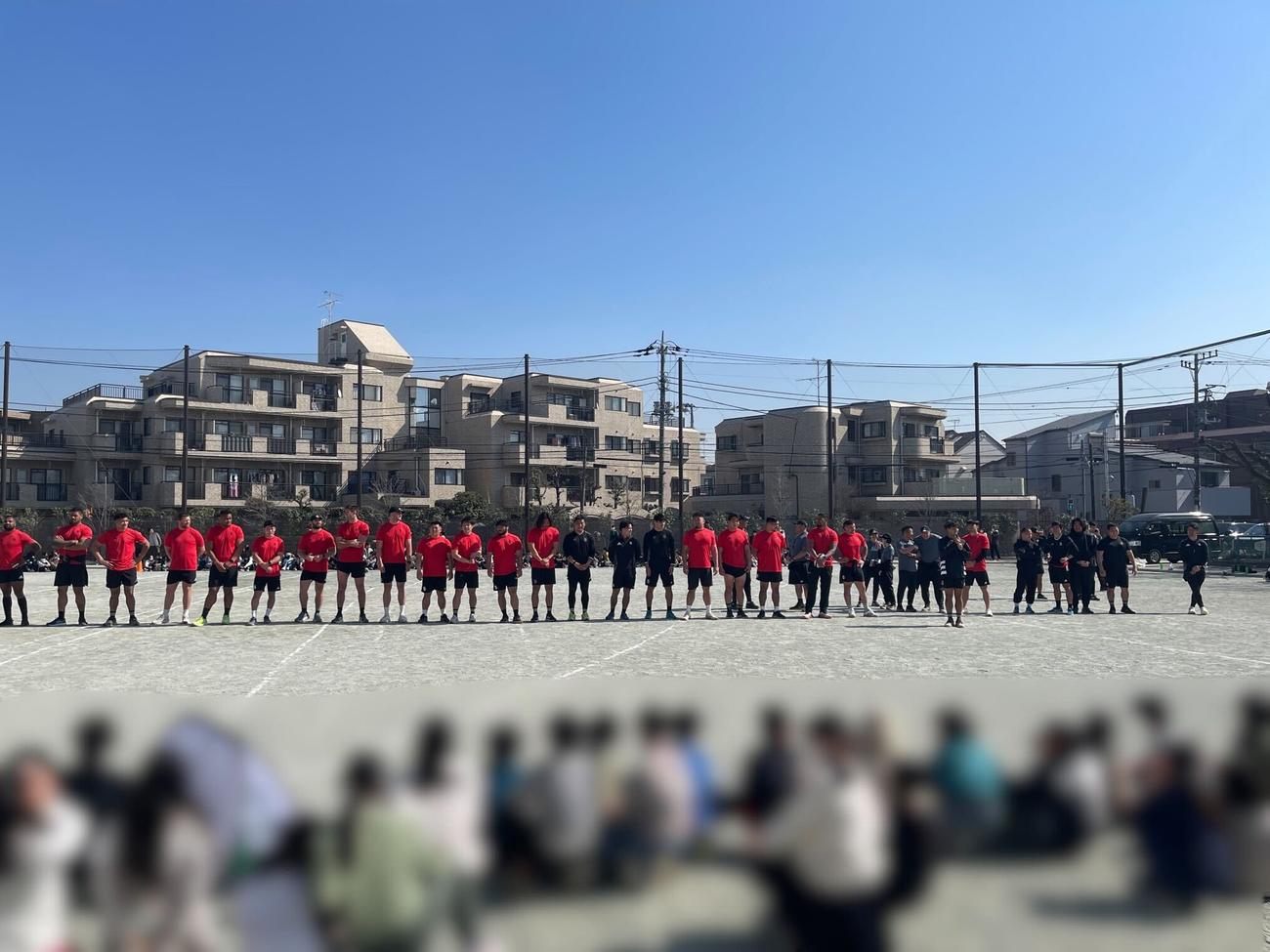 昨季、地域の学校のグラウンドで試合前日練習を行ったBR東京の選手たち（一部加工、リコーブラックラムズ東京提供）