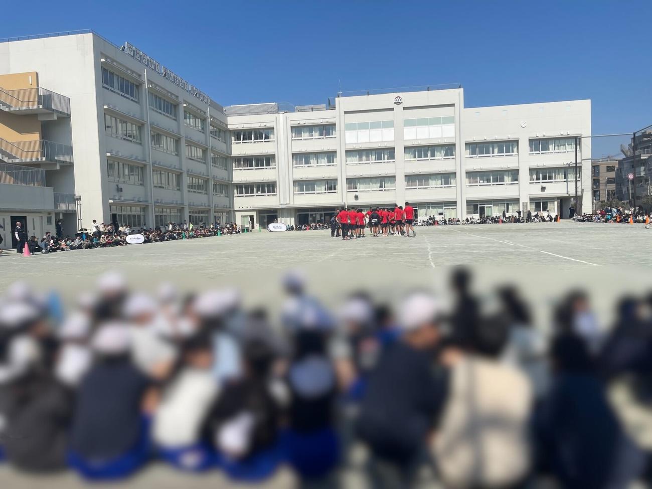 昨季、地域の学校のグラウンドで試合前日練習を行ったBR東京の選手たち（一部加工、リコーブラックラムズ東京提供）
