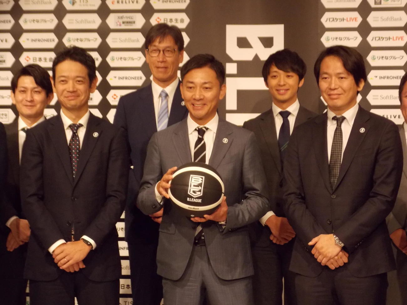 Bリーグ新体制の集合写真で笑顔を見せる島田慎二チェアマン（前列中央）ら（撮影・松本航）