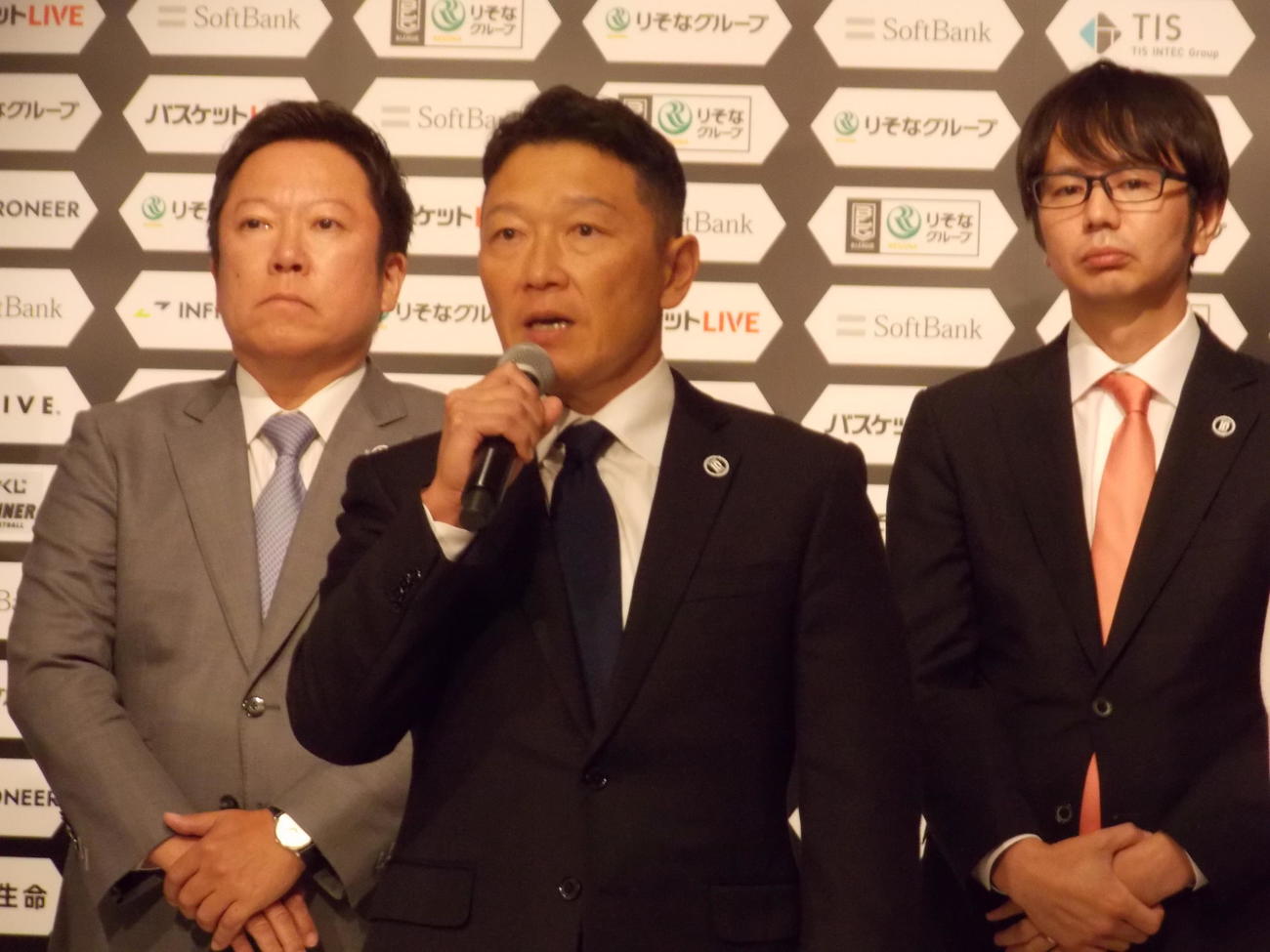 新任でBリーグ理事となった立花陽三氏（中央）（撮影・松本航）