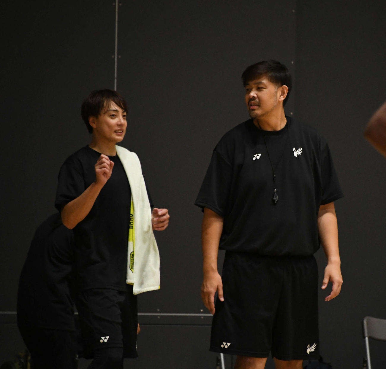鵜沢監督（右）と談笑する五十嵐