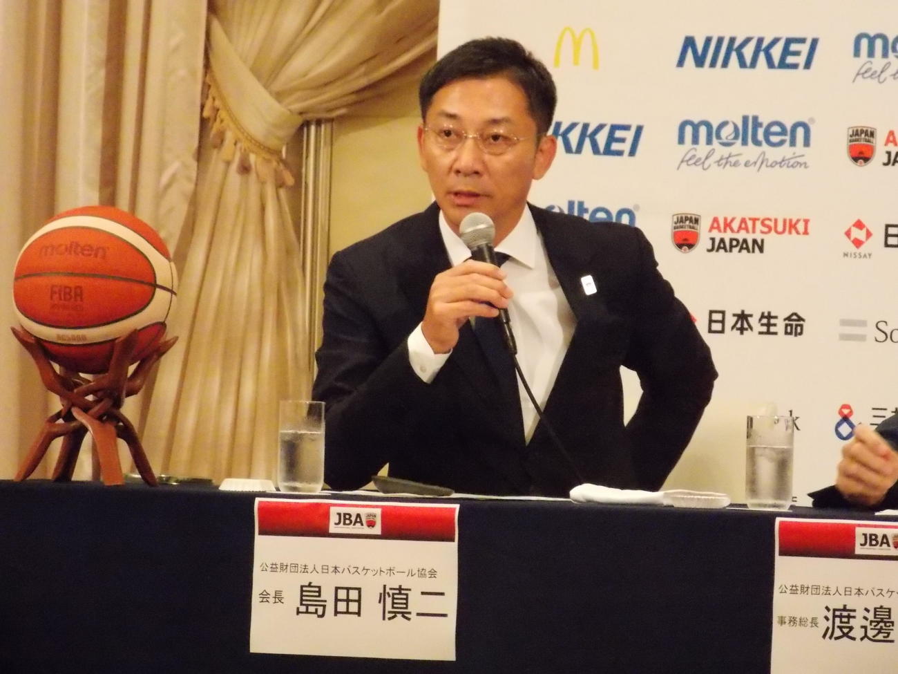 臨時理事会後に記者会見で説明する日本バスケットボール協会の島田慎二会長（撮影・松本航）