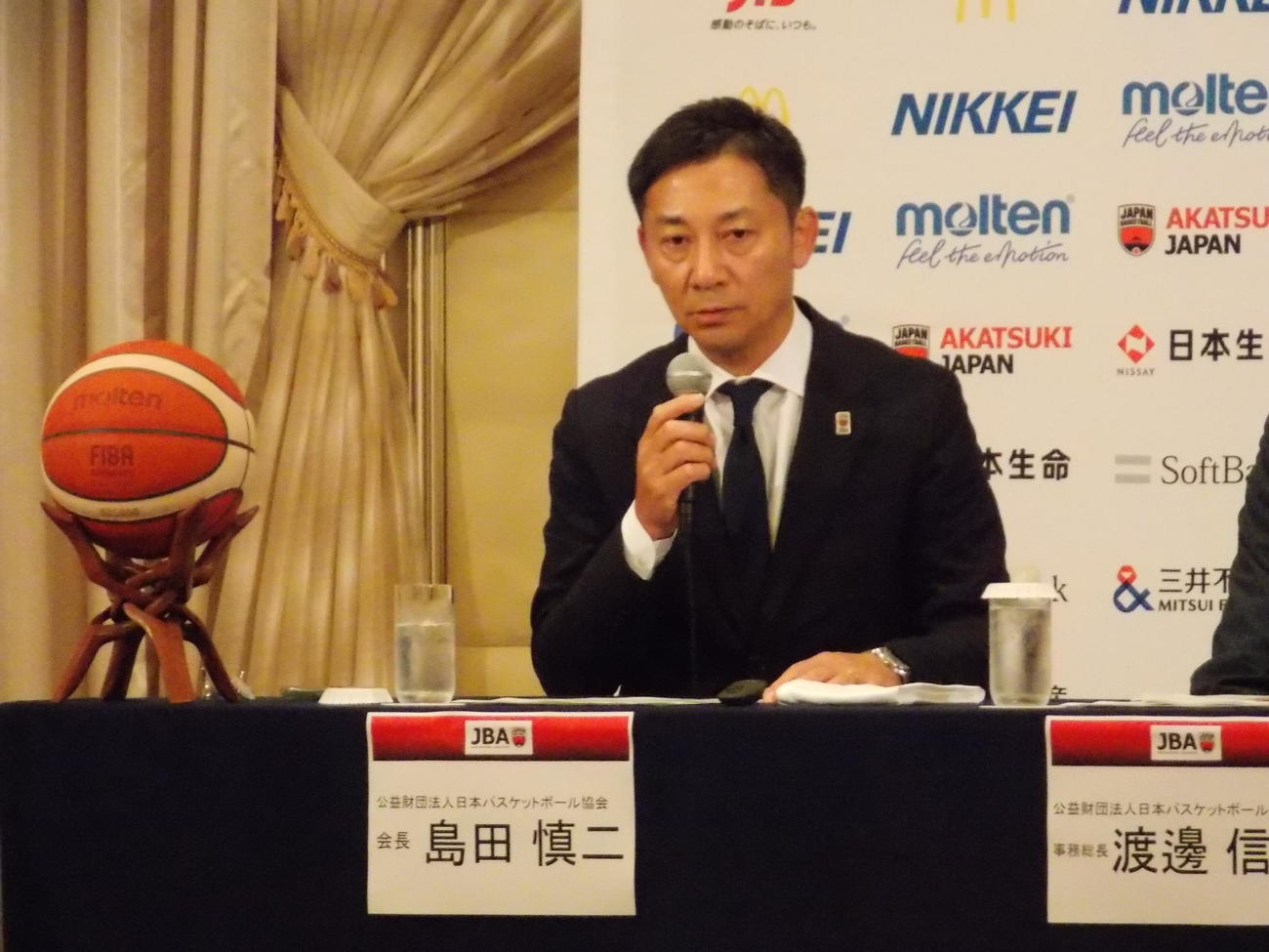 臨時理事会後に記者会見で説明する日本バスケットボール協会の島田慎二会長（撮影・松本航）