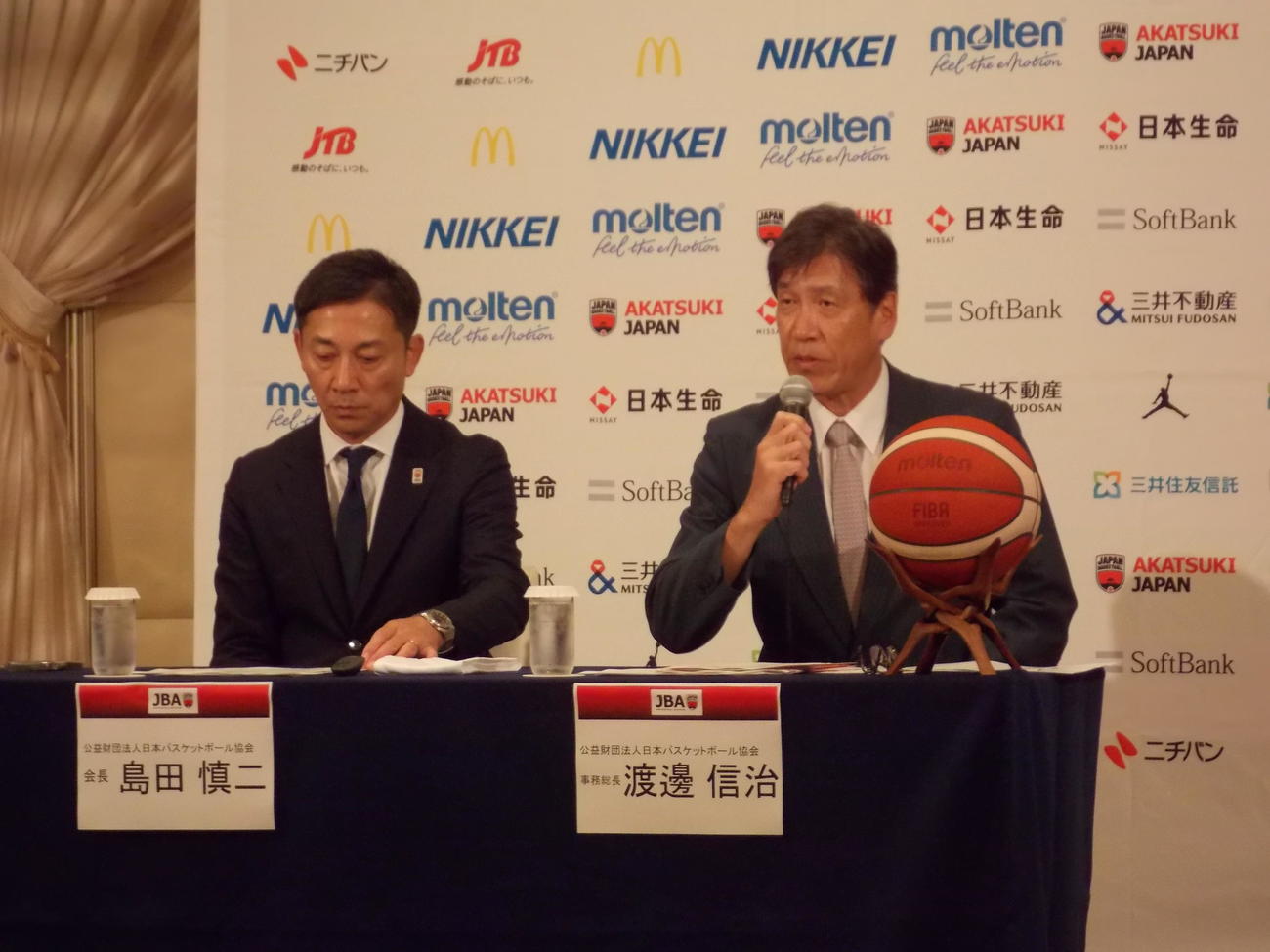 臨時理事会後に記者会見で説明する日本バスケットボール協会の渡辺信治事務総長（右）と島田慎二会長（撮影・松本航）